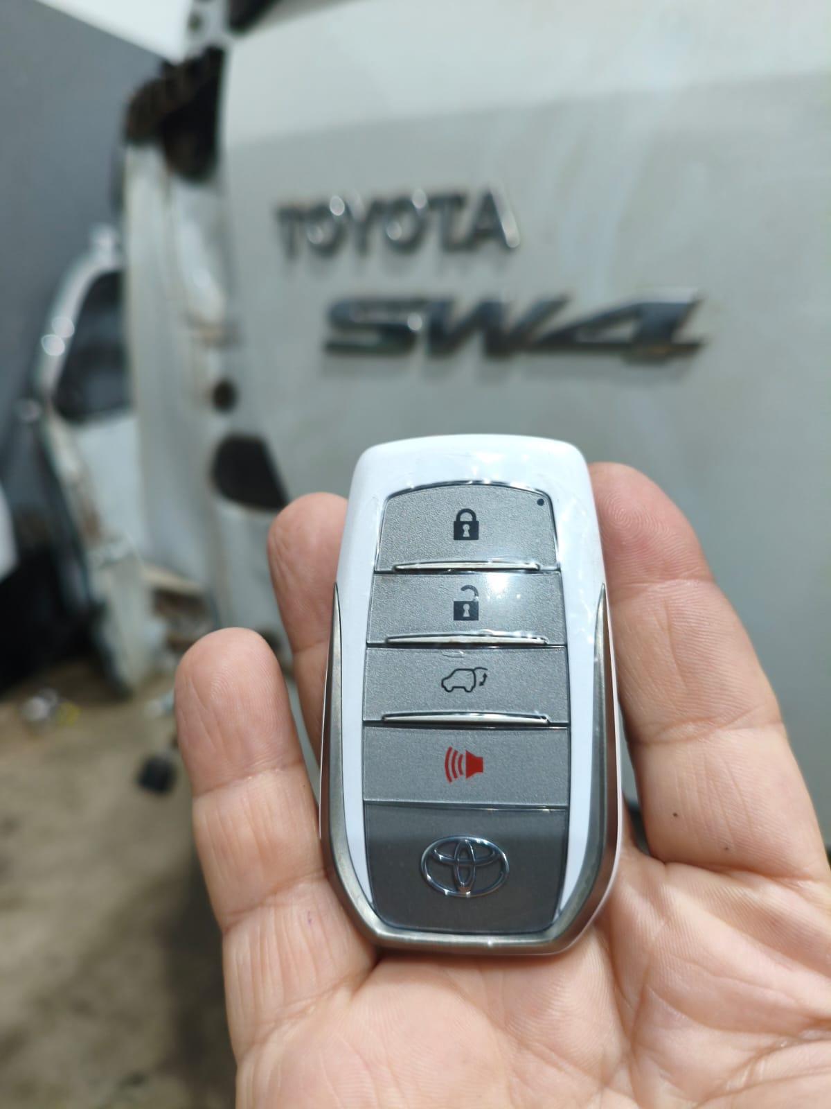 Chave de presença Toyota SW4 programada, na mão do Robson