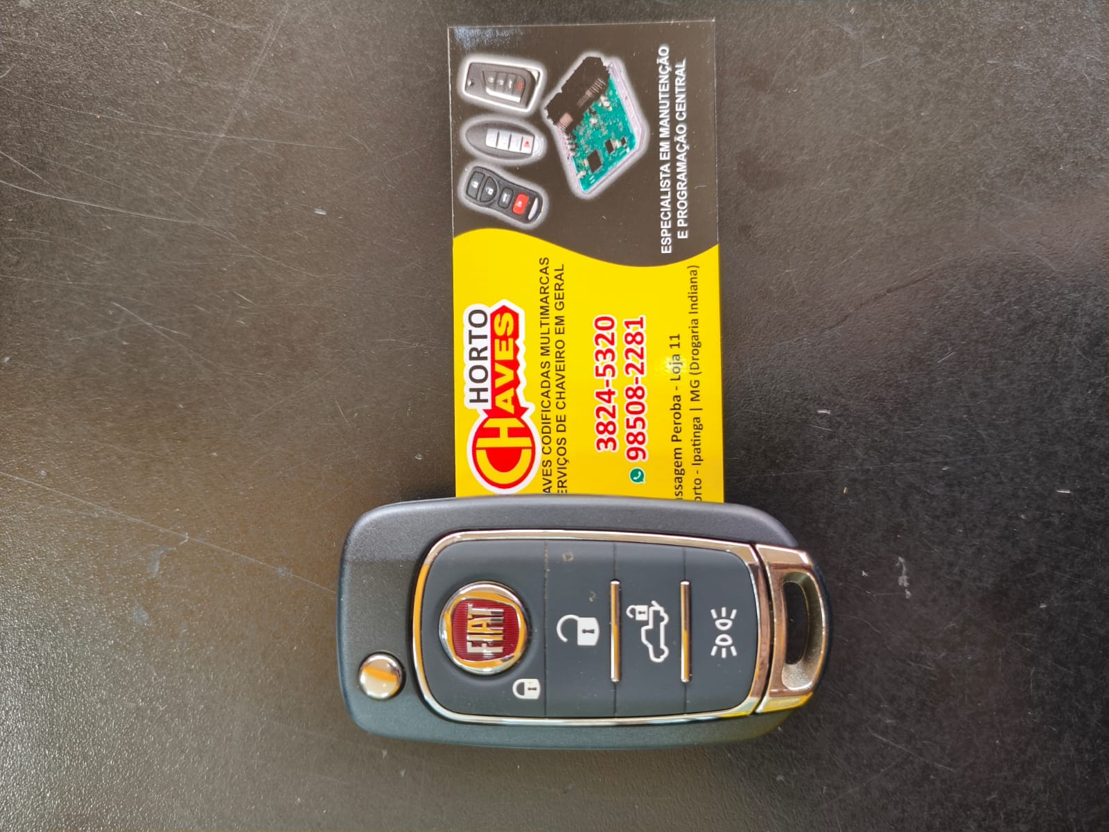 Chave canivete Fiat ao lado do cartão da Horto Chaves
