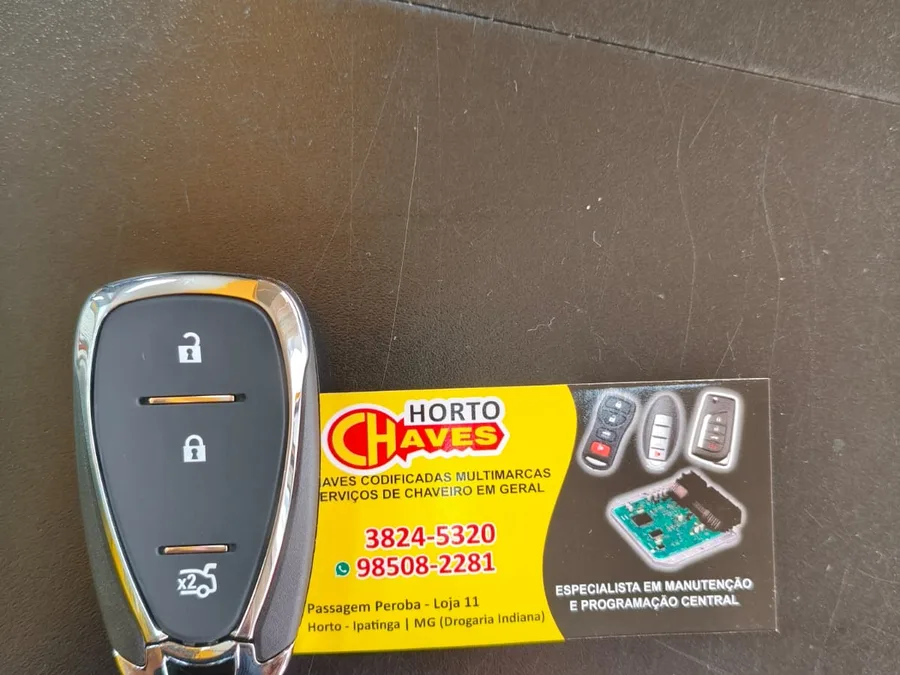 Chave canivete Chevrolet ao lado do cartão da Horto Chaves